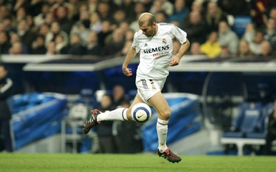 爱游戏焦点-克瓦拉茨赫利亚进球后跳广告牌庆祝